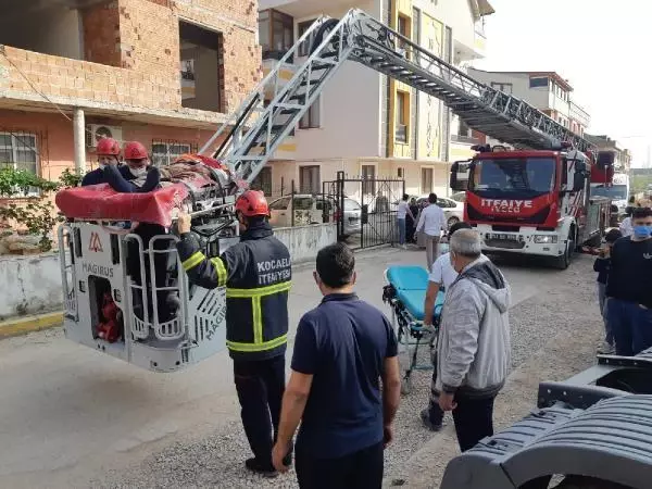 KOCAELİ ÇATIDA ÇALIŞIRKEN YARALANAN İŞÇİ, İTFAİYE MERDİVENİYLE AŞAĞI İNDİRİLDİ KOCAELİ ÇATIDA ÇALIŞIRKEN YARALANAN İŞÇİ, İTFAİYE MERDİVENİYLE AŞAĞI İNDİRİLDİ