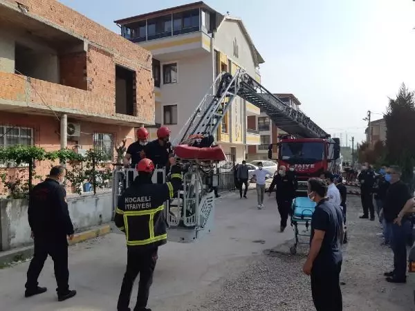 KOCAELİ ÇATIDA ÇALIŞIRKEN YARALANAN İŞÇİ, İTFAİYE MERDİVENİYLE AŞAĞI İNDİRİLDİ KOCAELİ ÇATIDA ÇALIŞIRKEN YARALANAN İŞÇİ, İTFAİYE MERDİVENİYLE AŞAĞI İNDİRİLDİ