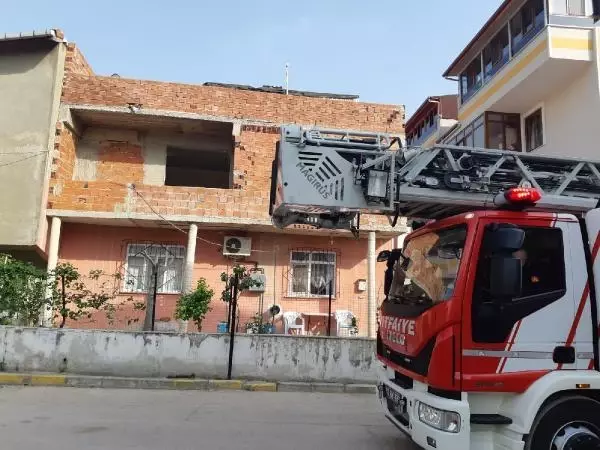 KOCAELİ ÇATIDA ÇALIŞIRKEN YARALANAN İŞÇİ, İTFAİYE MERDİVENİYLE AŞAĞI İNDİRİLDİ KOCAELİ ÇATIDA ÇALIŞIRKEN YARALANAN İŞÇİ, İTFAİYE MERDİVENİYLE AŞAĞI İNDİRİLDİ