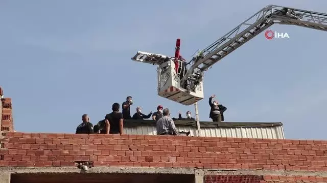 Çatıda kolunu spiral makinesine kaptıran vatandaşı itfaiye ekipleri kurtardı Çatıda kolunu spiral makinesine kaptıran vatandaşı itfaiye ekipleri kurtardı