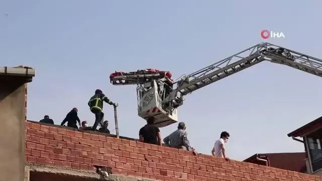 Çatıda kolunu spiral makinesine kaptıran vatandaşı itfaiye ekipleri kurtardı Çatıda kolunu spiral makinesine kaptıran vatandaşı itfaiye ekipleri kurtardı