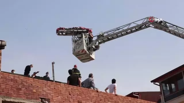 Çatıda kolunu spiral makinesine kaptıran vatandaşı itfaiye ekipleri kurtardı Çatıda kolunu spiral makinesine kaptıran vatandaşı itfaiye ekipleri kurtardı