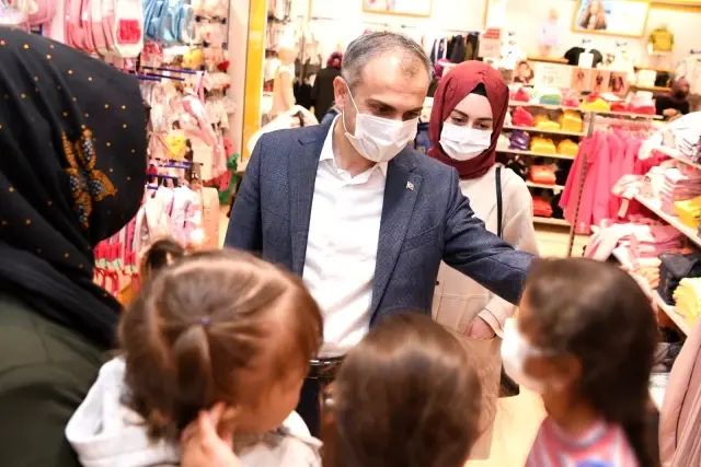 Çayırova'da 500 yetim ve öksüz çocuğu giydirildi Çayırova'da 500 yetim ve öksüz çocuğu giydirildi