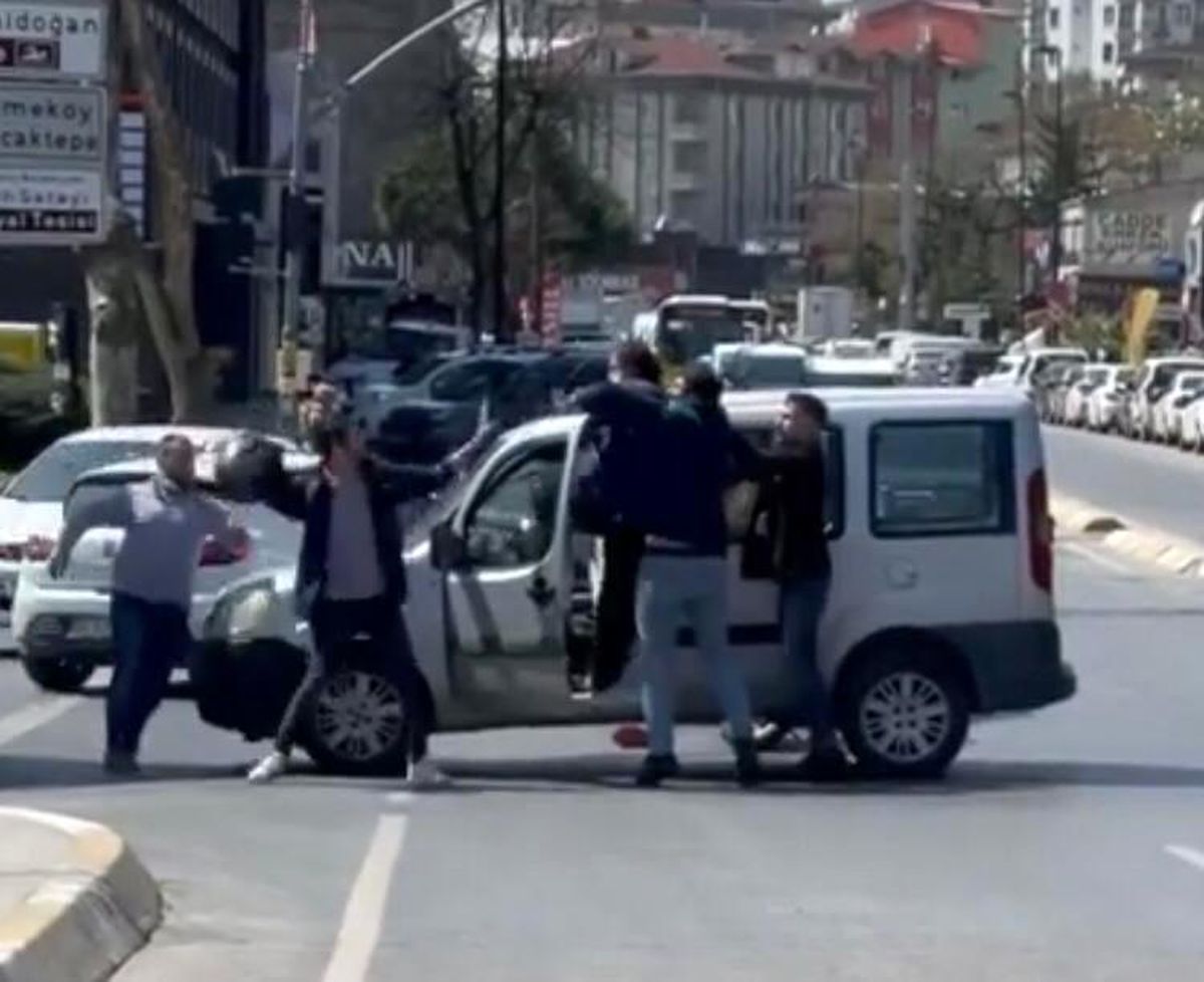 'Neden yol vermedin' kavgası! Tekmeler, yumruklar havada uçuştu