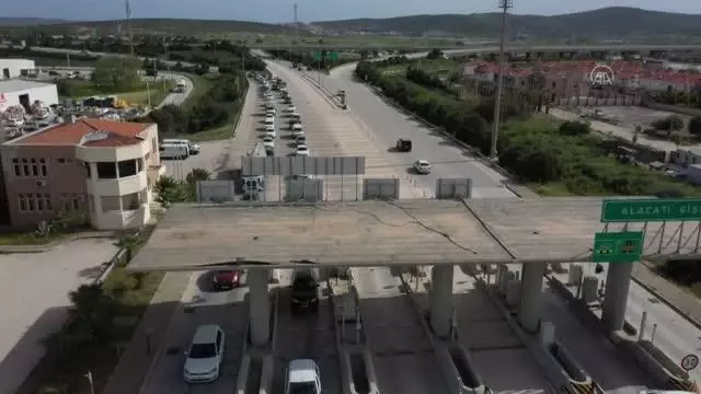 Çeşme'de 'tam kapanma' öncesi trafikte yoğunluk yaşanıyor Çeşme'de 'tam kapanma' öncesi trafikte yoğunluk yaşanıyor