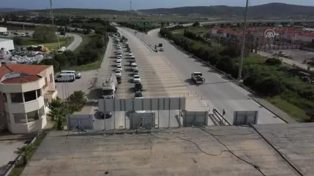 Çeşme'de 'tam kapanma' öncesi trafikte yoğunluk yaşanıyor Çeşme'de 'tam kapanma' öncesi trafikte yoğunluk yaşanıyor