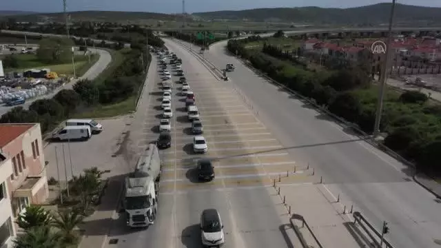 Çeşme'de 'tam kapanma' öncesi trafikte yoğunluk yaşanıyor Çeşme'de 'tam kapanma' öncesi trafikte yoğunluk yaşanıyor