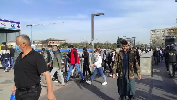 CEVİZLİBAĞ'DA METROBÜS DURAĞINDA YOĞUNLUK CEVİZLİBAĞ'DA METROBÜS DURAĞINDA YOĞUNLUK