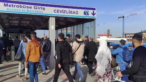 CEVİZLİBAĞ'DA METROBÜS DURAĞINDA YOĞUNLUK CEVİZLİBAĞ'DA METROBÜS DURAĞINDA YOĞUNLUK