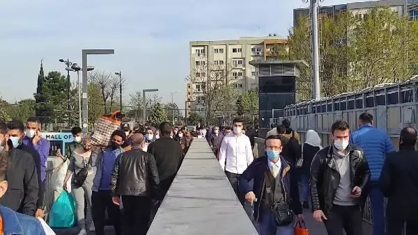 CEVİZLİBAĞ'DA METROBÜS DURAĞINDA YOĞUNLUK CEVİZLİBAĞ'DA METROBÜS DURAĞINDA YOĞUNLUK
