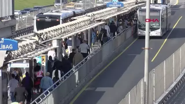 CEVİZLİBAĞ'DA METROBÜS DURAĞINDA YOĞUNLUK CEVİZLİBAĞ'DA METROBÜS DURAĞINDA YOĞUNLUK
