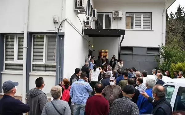 ÇİFTÇİLERİN TAM KAPANMAYA SAATLER KALA 'İZİN BELGESİ' KUYRUĞU ÇİFTÇİLERİN TAM KAPANMAYA SAATLER KALA 'İZİN BELGESİ' KUYRUĞU