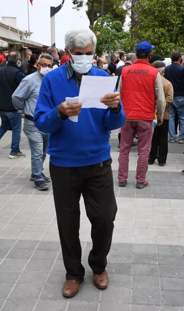 ÇİFTÇİLERİN TAM KAPANMAYA SAATLER KALA 'İZİN BELGESİ' KUYRUĞU ÇİFTÇİLERİN TAM KAPANMAYA SAATLER KALA 'İZİN BELGESİ' KUYRUĞU