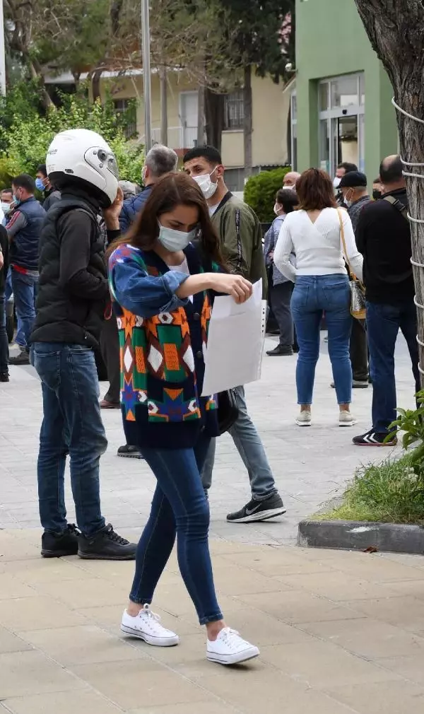 ÇİFTÇİLERİN TAM KAPANMAYA SAATLER KALA 'İZİN BELGESİ' KUYRUĞU ÇİFTÇİLERİN TAM KAPANMAYA SAATLER KALA 'İZİN BELGESİ' KUYRUĞU