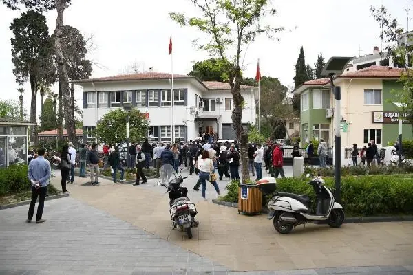 ÇİFTÇİLERİN TAM KAPANMAYA SAATLER KALA 'İZİN BELGESİ' KUYRUĞU ÇİFTÇİLERİN TAM KAPANMAYA SAATLER KALA 'İZİN BELGESİ' KUYRUĞU