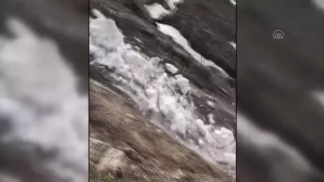Çığ nedeniyle kapanan Camili Havzası kara yolu trafiğe açıldı Çığ nedeniyle kapanan Camili Havzası kara yolu trafiğe açıldı