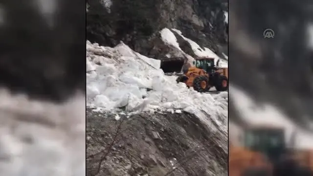Çığ nedeniyle kapanan Camili Havzası kara yolu trafiğe açıldı Çığ nedeniyle kapanan Camili Havzası kara yolu trafiğe açıldı