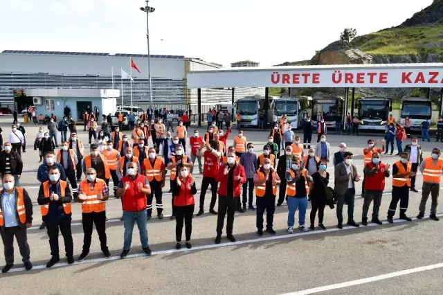 Çiğli Belediyesi çalışanları 1 Mayıs'ı erken kutladı Çiğli Belediyesi çalışanları 1 Mayıs'ı erken kutladı