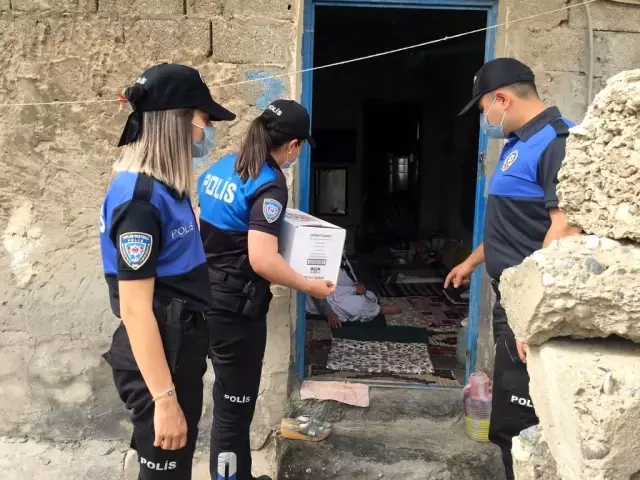 Cizre'de polis ihtiyaç sahibi 150 aileye gıda yardımı yaptı Cizre'de polis ihtiyaç sahibi 150 aileye gıda yardımı yaptı