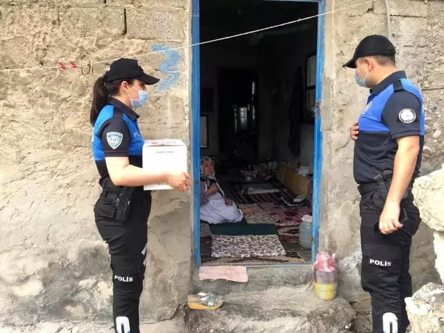 Cizre'de polis ihtiyaç sahibi 150 aileye gıda yardımı yaptı Cizre'de polis ihtiyaç sahibi 150 aileye gıda yardımı yaptı