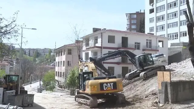 Çökme riski bulunan Açelya Apartmanı'nın çevresindeki yıkım çalışmaları bayrama kadar tamamlanacak Çökme riski bulunan Açelya Apartmanı'nın çevresindeki yıkım çalışmaları bayrama kadar tamamlanacak
