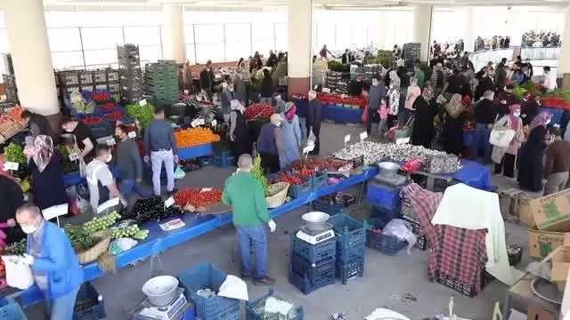 Çubuk Belediye Başkanı Baki Demirbaş esnafı ziyaret ederek salgın kurallarıyla ilgili uyarılarda bulundu Çubuk Belediye Başkanı Baki Demirbaş esnafı ziyaret ederek salgın kurallarıyla ilgili uyarılarda bulundu