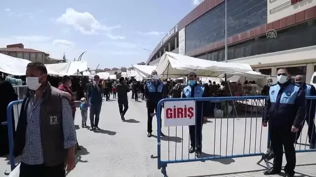 Çubuk Belediye Başkanı Baki Demirbaş esnafı ziyaret ederek salgın kurallarıyla ilgili uyarılarda bulundu Çubuk Belediye Başkanı Baki Demirbaş esnafı ziyaret ederek salgın kurallarıyla ilgili uyarılarda bulundu