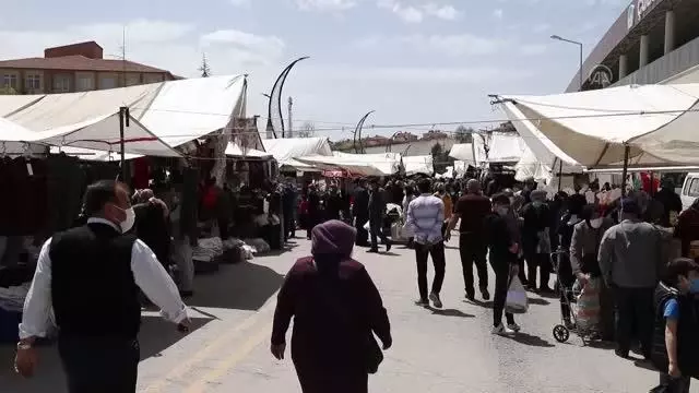 Çubuk Belediye Başkanı Baki Demirbaş esnafı ziyaret ederek salgın kurallarıyla ilgili uyarılarda bulundu Çubuk Belediye Başkanı Baki Demirbaş esnafı ziyaret ederek salgın kurallarıyla ilgili uyarılarda bulundu