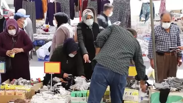 Çubuk Belediye Başkanı Baki Demirbaş esnafı ziyaret ederek salgın kurallarıyla ilgili uyarılarda bulundu Çubuk Belediye Başkanı Baki Demirbaş esnafı ziyaret ederek salgın kurallarıyla ilgili uyarılarda bulundu