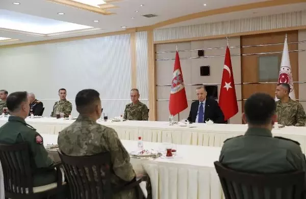 Son dakika haberleri: Cumhurbaşkanı Erdoğan, askerlerle iftar yaptı Son dakika haberleri: Cumhurbaşkanı Erdoğan, askerlerle iftar yaptı