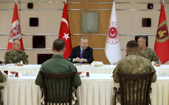 Son dakika haber: Cumhurbaşkanı Erdoğan, askerlerle iftar yaptı Son dakika haber: Cumhurbaşkanı Erdoğan, askerlerle iftar yaptı