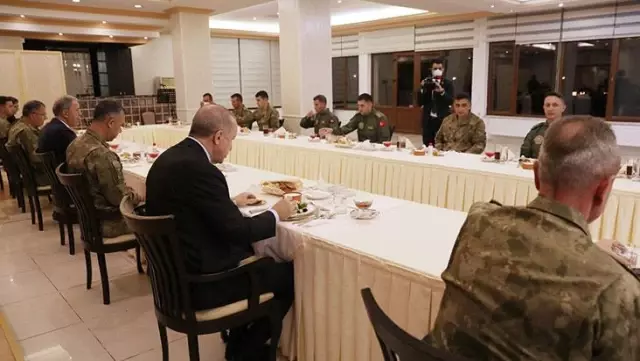 Cumhurbaşkanı Erdoğan, iftarda askerlerle bir araya geldi Cumhurbaşkanı Erdoğan, iftarda askerlerle bir araya geldi
