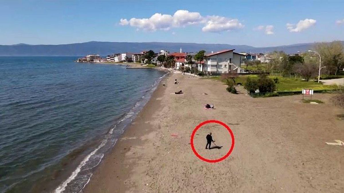 Dedektörle sahilde altın arıyor