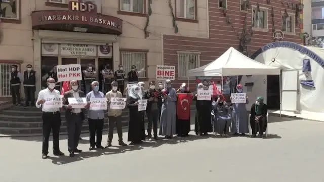 Diyarbakır anneleri, 25. ailenin evladına kavuşmasına ilişkin basın açıklaması yaptı Diyarbakır anneleri, 25. ailenin evladına kavuşmasına ilişkin basın açıklaması yaptı