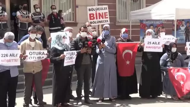 Diyarbakır anneleri, 25. ailenin evladına kavuşmasına ilişkin basın açıklaması yaptı Diyarbakır anneleri, 25. ailenin evladına kavuşmasına ilişkin basın açıklaması yaptı