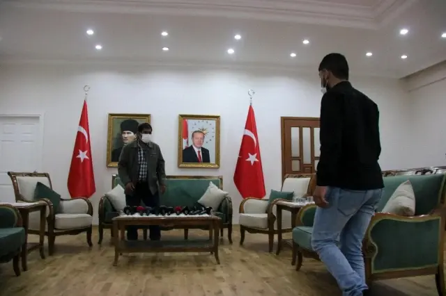Son dakika gündem: Terörün pençesinden kurtulan evladına kavuştu, mutluluğunu evlat nöbeti tuttuğu ailelerle paylaştı Son dakika gündem: Terörün pençesinden kurtulan evladına kavuştu, mutluluğunu evlat nöbeti tuttuğu ailelerle paylaştı