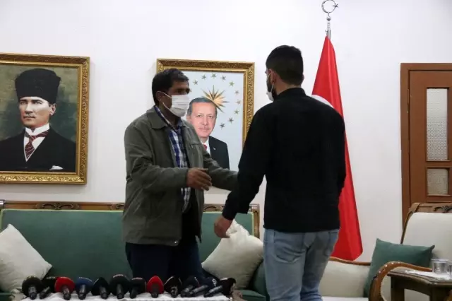 Son dakika gündem: Terörün pençesinden kurtulan evladına kavuştu, mutluluğunu evlat nöbeti tuttuğu ailelerle paylaştı Son dakika gündem: Terörün pençesinden kurtulan evladına kavuştu, mutluluğunu evlat nöbeti tuttuğu ailelerle paylaştı