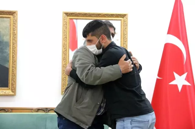 Son dakika gündem: Terörün pençesinden kurtulan evladına kavuştu, mutluluğunu evlat nöbeti tuttuğu ailelerle paylaştı Son dakika gündem: Terörün pençesinden kurtulan evladına kavuştu, mutluluğunu evlat nöbeti tuttuğu ailelerle paylaştı