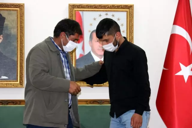 Son dakika gündem: Terörün pençesinden kurtulan evladına kavuştu, mutluluğunu evlat nöbeti tuttuğu ailelerle paylaştı Son dakika gündem: Terörün pençesinden kurtulan evladına kavuştu, mutluluğunu evlat nöbeti tuttuğu ailelerle paylaştı