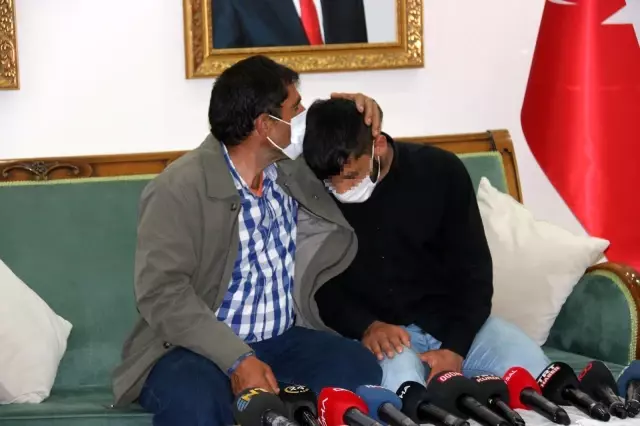 Son dakika gündem: Terörün pençesinden kurtulan evladına kavuştu, mutluluğunu evlat nöbeti tuttuğu ailelerle paylaştı Son dakika gündem: Terörün pençesinden kurtulan evladına kavuştu, mutluluğunu evlat nöbeti tuttuğu ailelerle paylaştı
