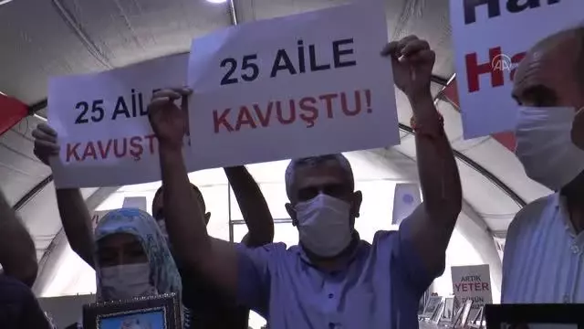 DİYARBAKIR - Oğluna kavuşan baba sevincini evlat nöbetindeki ailelerle paylaştı DİYARBAKIR - Oğluna kavuşan baba sevincini evlat nöbetindeki ailelerle paylaştı