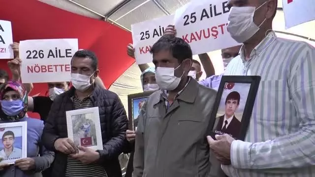 DİYARBAKIR - Oğluna kavuşan baba sevincini evlat nöbetindeki ailelerle paylaştı DİYARBAKIR - Oğluna kavuşan baba sevincini evlat nöbetindeki ailelerle paylaştı