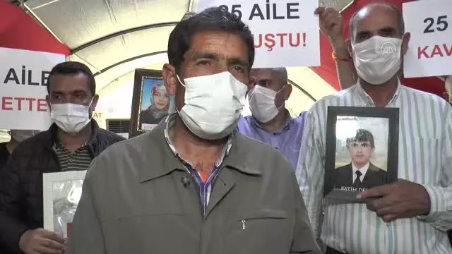 DİYARBAKIR - Oğluna kavuşan baba sevincini evlat nöbetindeki ailelerle paylaştı DİYARBAKIR - Oğluna kavuşan baba sevincini evlat nöbetindeki ailelerle paylaştı