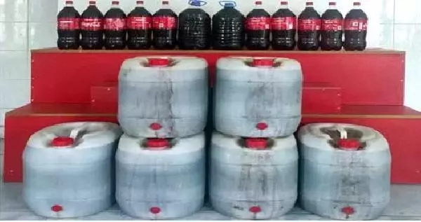 Durdurulan minibüste 200 litre sahte şarap ele geçirildi Durdurulan minibüste 200 litre sahte şarap ele geçirildi