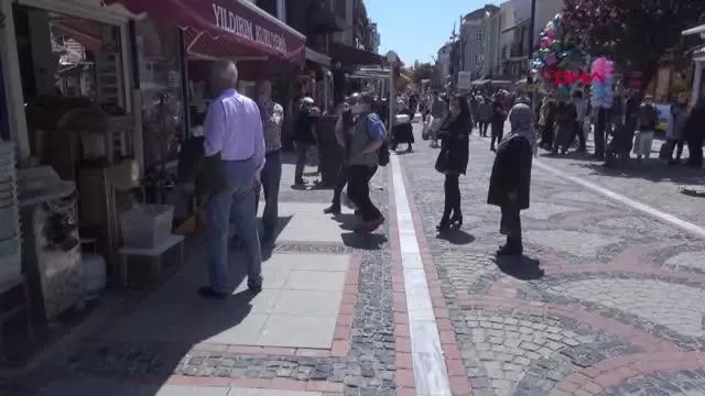 EDİRNE'DE TAM KAPANMAYA SAATLER KALA SOKAKLARDA YOĞUNLUK OLUŞTU EDİRNE'DE TAM KAPANMAYA SAATLER KALA SOKAKLARDA YOĞUNLUK OLUŞTU