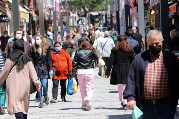 Edirne sokaklarında 'tam kapanma'ya saatler kala yoğunluk Edirne sokaklarında 'tam kapanma'ya saatler kala yoğunluk