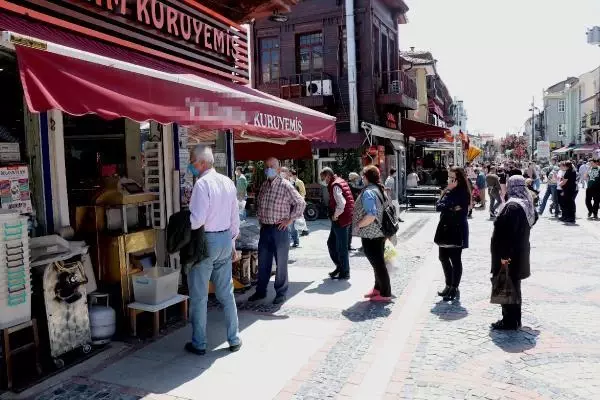 Edirne sokaklarında 'tam kapanma'ya saatler kala yoğunluk Edirne sokaklarında 'tam kapanma'ya saatler kala yoğunluk
