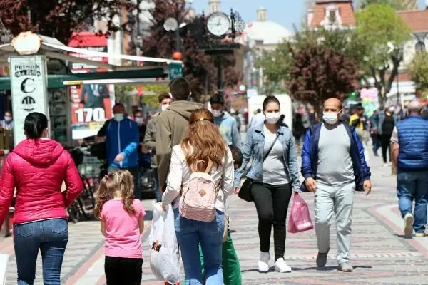 Edirne sokaklarında 'tam kapanma'ya saatler kala yoğunluk Edirne sokaklarında 'tam kapanma'ya saatler kala yoğunluk