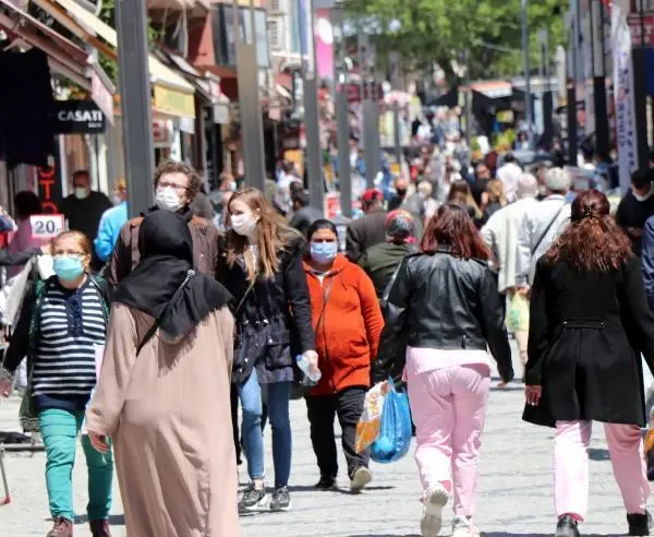 Edirne sokaklarında 'tam kapanma'ya saatler kala yoğunluk Edirne sokaklarında 'tam kapanma'ya saatler kala yoğunluk