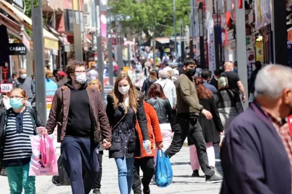Edirne sokaklarında 'tam kapanma'ya saatler kala yoğunluk Edirne sokaklarında 'tam kapanma'ya saatler kala yoğunluk